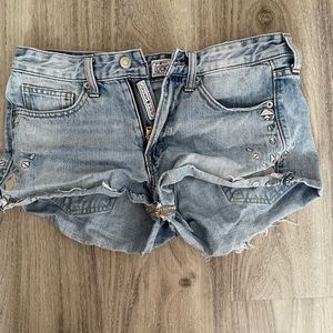 Lucky brand low rise jean short: size 26